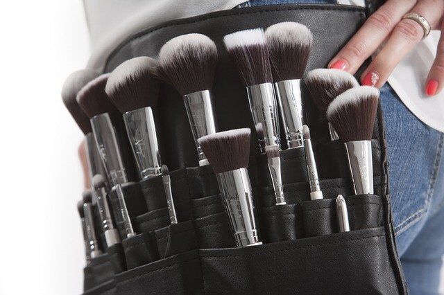 Hey makeup lover! Do you own these 6 basic makeup brushes?