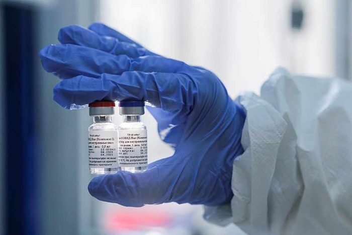 Nahyan bin Mubarak receives a dose of “Covid-19” vaccine