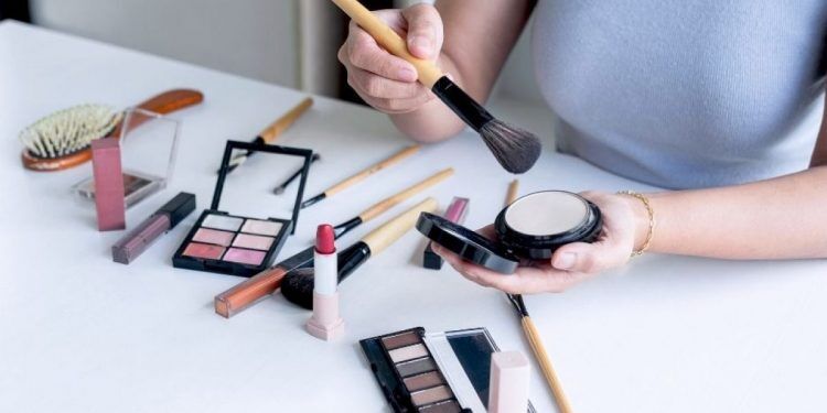 Some tricks to save time on makeup