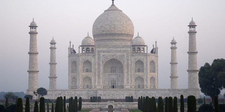 India: Taj Mahal shut down after bomb alarm
