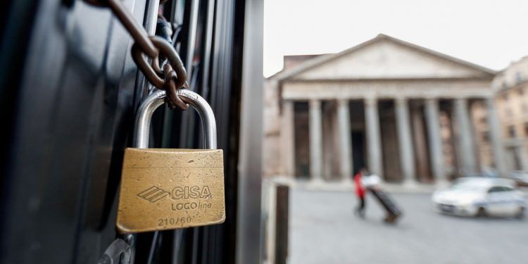 Coronavirus: Italy to close shops and schools in the midst of disease spike