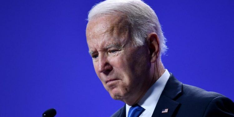 Joe Biden appears lost on stage after address; Americans call it ’embarrassing’